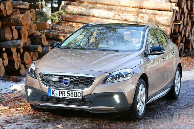 Der Kühlergrill in Wabenoptik und schwarz glänzende Außenspiegelgehäuse unterscheiden den neuen Softroader vom Basisfahrzeug