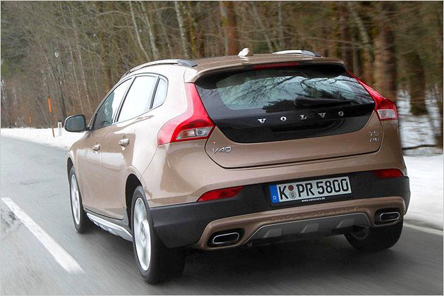 Das Fahrwerk des Cross Country ist deutlich straffer als beim normalen V40