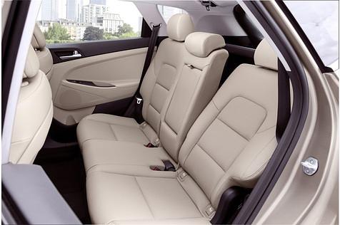 Hinten finden drei Personen ausreichend Platz.