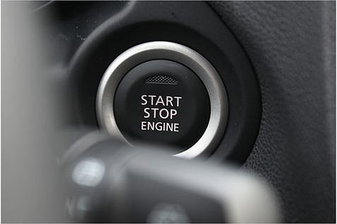 Der Motor-Startknopf ist Teil des Smart-Key-Systems (mit schlüssellosem Zugang, Serie ab "Plus")