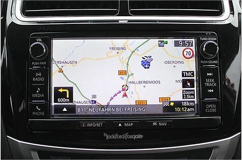 Die gefahrene Ausstattung "Top" hat serienmäßig ein Sieben-Zoll-Navi. Drückt man auf "Open/Close", klappt das Display nach oben, und ein SD-Kartenschacht wird sichtbar