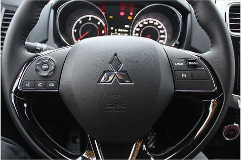 Multifunktionslenkrad: Links Audio- und Freisprechtasten, rechts die Knöpfchen für den Tempomaten