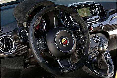 Das Carbon-Alcantara-Leder-Lenkrad liegt gut in der Hand