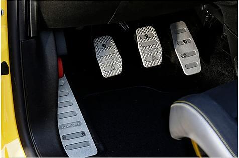 Augenweide im Fußraum: Alu-Pedale