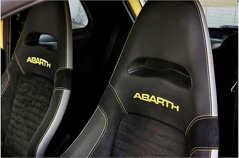 Sabelt-Vollschalen halten Fahrer und Beifahrer in der Spur