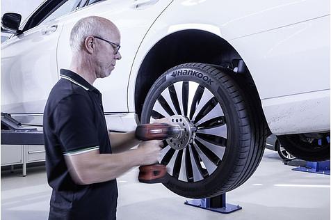 Die Reifenmontage muss jedoch noch von Menschenhand durchgeführt werden.