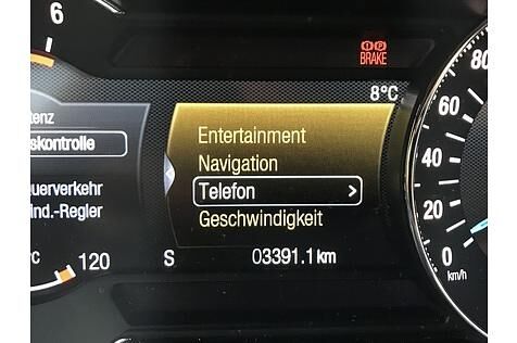 Zwischen den Rundinstrumenten werden bei Ford die Menüs dargestellt