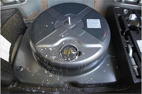 Der Adblue-Tank liegt unter dem Ladeboden. Beim Einfüllen scheint jemand etwas geschlampt zu haben ...