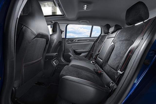 Im Fond wird es um den Kopf herum eng