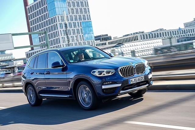 Der BMW X3 xDrive30e ist bis zu 210 km/h schnell