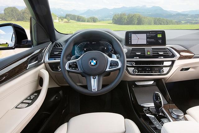 BMW Cockpit mit sichelförmigen Instrumenten
