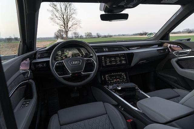 Der Audi e-tron Sportback 55 quattro hat das typische e-tron Cockpit