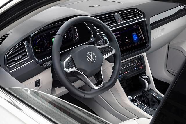 Beim Druck auf „GTE“ treten beide Antriebe gemeinsam an, gefordert ist die sportliche Seite des SUV