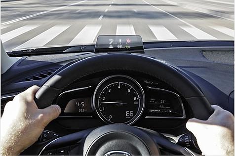 Zu den Neuerungen zählt auch ein farbiges Head-Up-Display