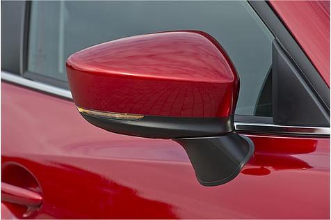 An den Seitenblinkern in den Außenspiegeln ist der 2017er Mazda 3 am schnellsten zu erkennen