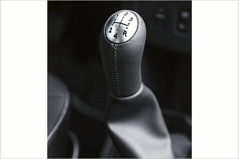 Der Schaltknauf liegt nicht gut in der Hand und fühlt sich billg an