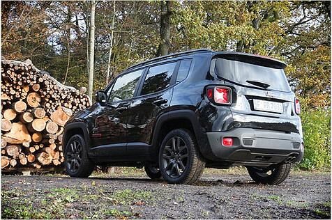 Der Jubiläums-Renegade basiert auf der Variante "Limited", kommt mit ordentlich Bodenfreiheit und dem aufwendigeren 4Low-Allradantrieb