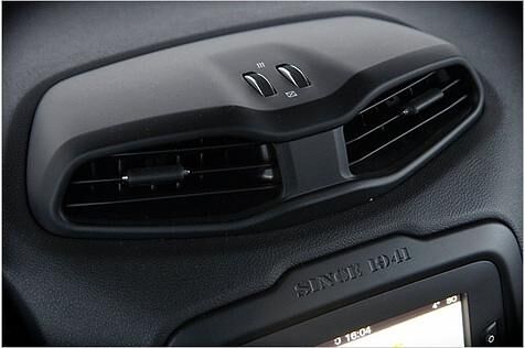 Liebe zum Detail: "Since 1941"-Prägung über dem Navi