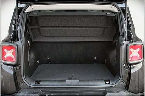 Der Renegade-Kofferraum schluckt im Normal-Zustand 351 Liter
