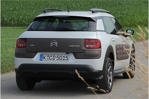 Die Heckpartie ist relativ schlicht gestaltet, farbiger Kunststoff sorgt für einen Kontrast