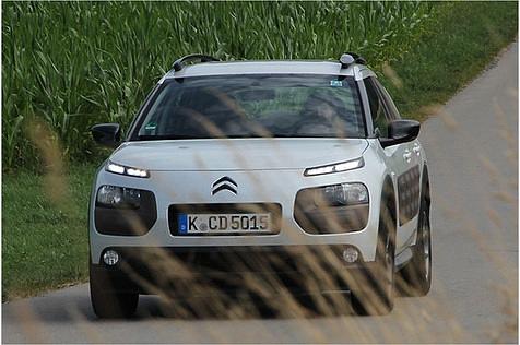 Hier leuchten die LED-Tagfahrlichter, darunter befinden sich eigentlichen Scheinwerfer