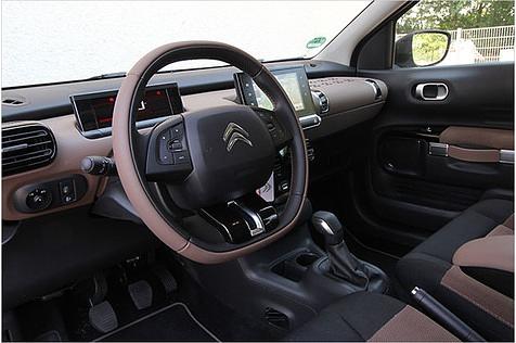 Die Zweifarbigkeit steht dem Innenraum gut, gelungen sind die Schlaufen an den Türen