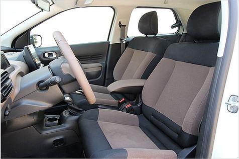 Auffallend sind die breiten Sitzflächen der sesselähnlichen Möbel vorne