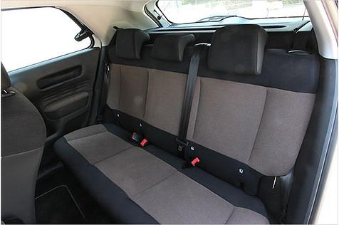 In unserem Testwagen war die Rückenlehne nur im Ganzen umlegbar, inzwischen ist eine geteilte Lösung Serie