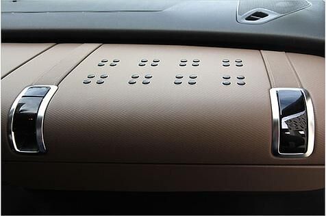 Die Oberfläche des Handschuhfachs erinnert an einen Koffer