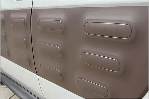 Speziell an den Türen befindet sich eine große Airbump-Fläche, sie erstreckt sich aber leider nicht bis ans Ende der Fondtüren