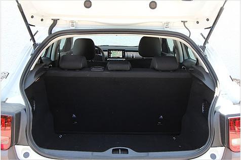 Der Kofferraum ist groß, weist aber eine hohe Ladekante auf