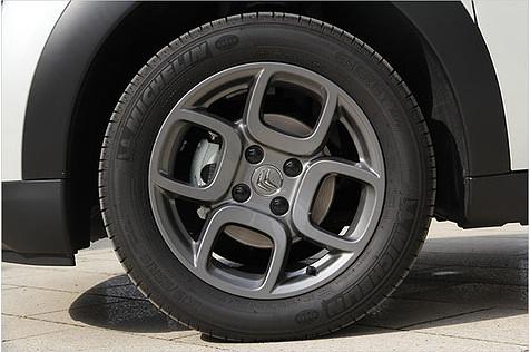 Heutzutage fast schon ein seltener Anblick: 16-Zoll-Felge mit viel Gummi