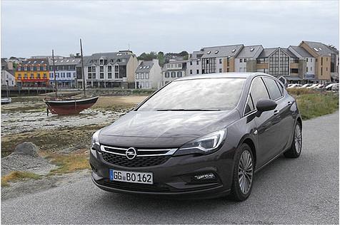 Trotz nur 105 PS war unser Astra für lange Strecken beliebt. Hier sehen wir ihn in der Bretagne