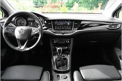 Ein Hingucker im wahrsten Wortsinne ist das aufgeräumte Cockpit