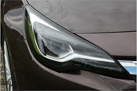 1.450 Euro kosten die adaptiven LED-Scheinwerfer des Astra