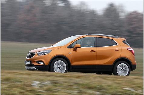 Die nach hinten ansteigende Fensterlinie schränkt die Sicht ein