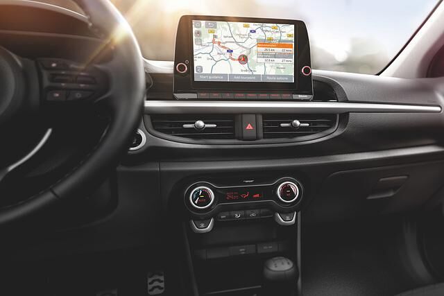 Aber für den äußert selbstbewussten Preis wird nicht nur Fahrspaß geboten. Sondern auch zum Beispiel in der X-Line eine sehr komplette Ausstattung