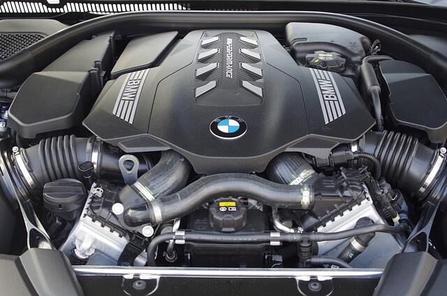 Vom Motor des M550i sieht man wenig