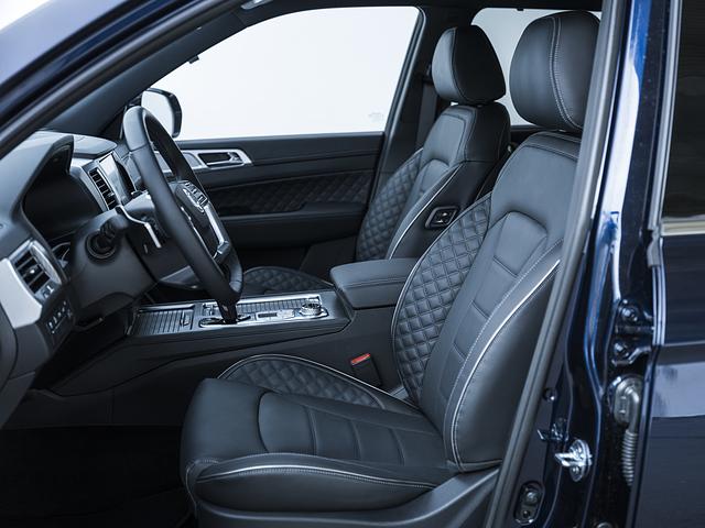 Vorne und in der zweiten Reihe außen sitzt man dagegen sehr bequem mit viel Platz für Kopf und Füße