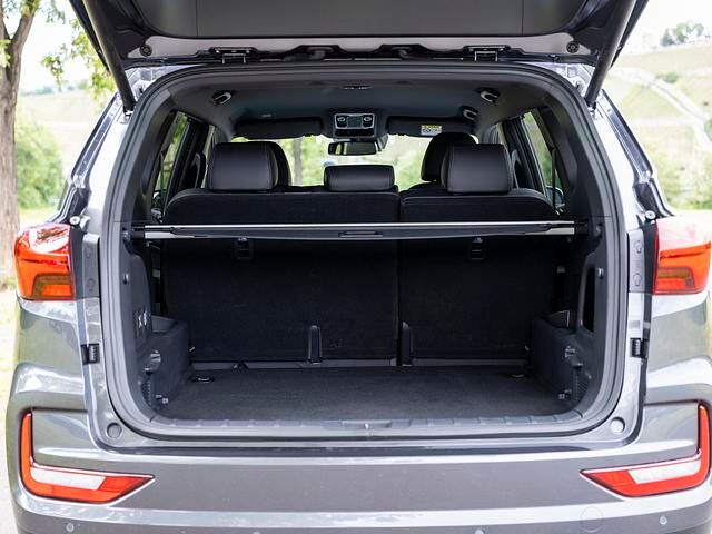 820 Liter packt der Kofferraum in der Normalkonfiguration, klappt man die Sitze der zweiten Reihe um, erreicht das Ladevolumen mit 1.977 Liter schon fast Transporter-Niveau