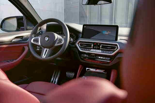 Auch das SUV-Coupé X4 bietet innen große DIsplays und einen aufgeräumten Arbeitsplatz