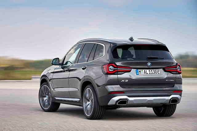 Unter anderem wurden die Rückleuchten überarbeitet, die nun Voll-LED-Technik mit neuer Lichtgrafik bieten