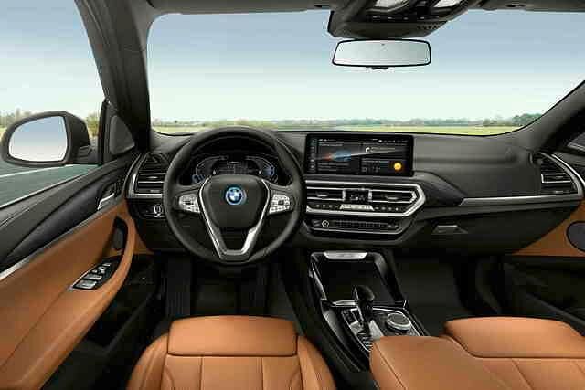 Innen gibt es ein digitales Kombiinstrument mit 12,3 Zoll Bildschirmdiagonale sowie eine Infotainment-Touchscreen mit 10,25 oder ebenfalls 12,3 Zoll Durchmesser