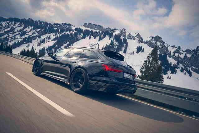 Man braucht nur kurz mit dem kleinen Zeh wippen, schon bricht im Heck ein Inferno los, die vier 285er auf den 22-Zöllern verzahnen sich mit dem Asphalt und ehe der Blinker richtig eingerastet ist,...