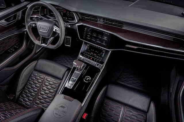 Spätestens mit den roten Zierfäden im schwarzen Karbon-Ornat der Karosserie und drinnen mehr Leder als im Studio einer Domina wird aus dem RS6 gar ein Gesamtkunstwerk für eilige Selbstdarsteller