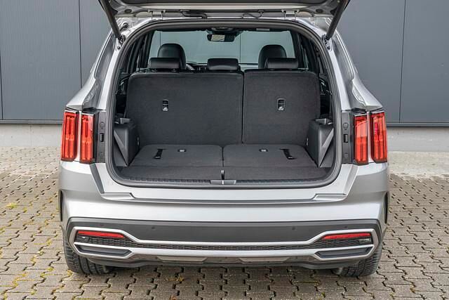 Der Kofferraum ist üppig dimensioniert