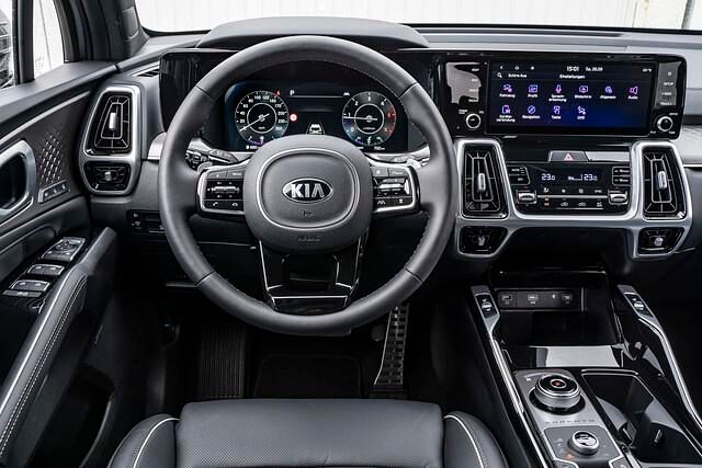 Das Cockpit ist wuchtig und modern