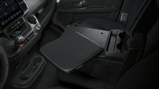 Die Sitzbank im Ducato kann der Fahrer mit wenigen Handgriffen zum Bistro- oder Arbeitsplatz umbauen