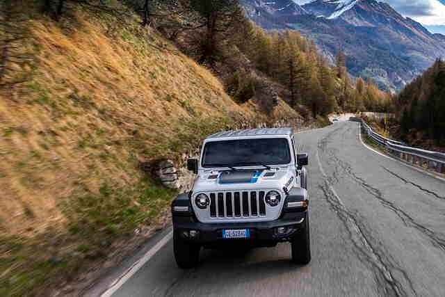 Optisch transportiert die Allradikone hingegen die traditionellen Werte der Marke Jeep