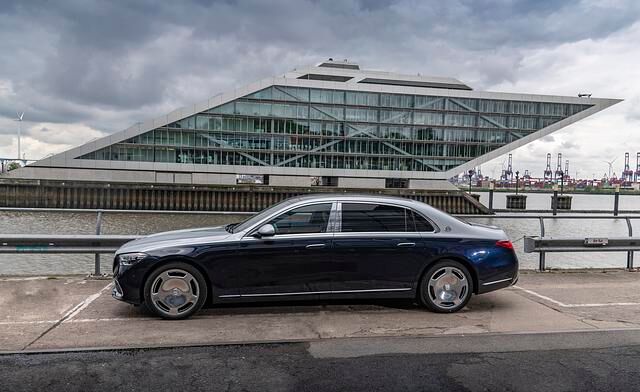 Der Maybach streckt sich gegenüber der S-Klasse mit dem längeren Radstand um nochmals 18 Zentimeter und kommt so auf ein Gardemaß von 5,47 Meter